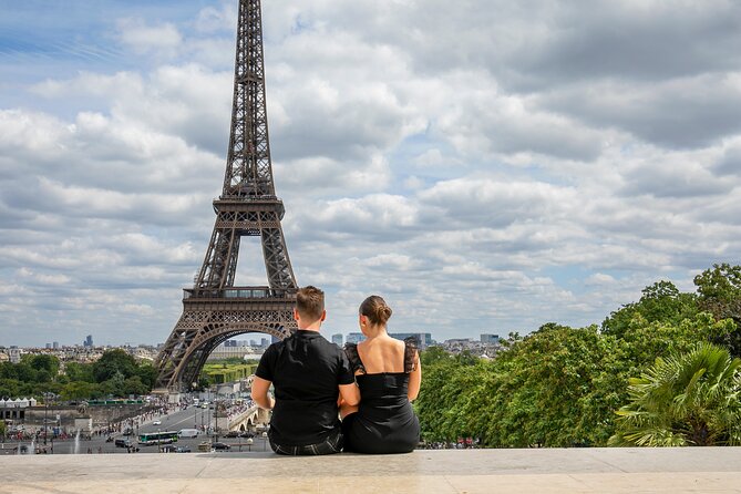 Photo Session Around Eiffel Tower - Why this works better than a quick Eiffel Tower snapshot