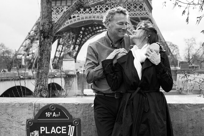 Photo Session in Paris - Photographer at the Eiffel Tower - The gardens: softer backgrounds and family-friendly variety