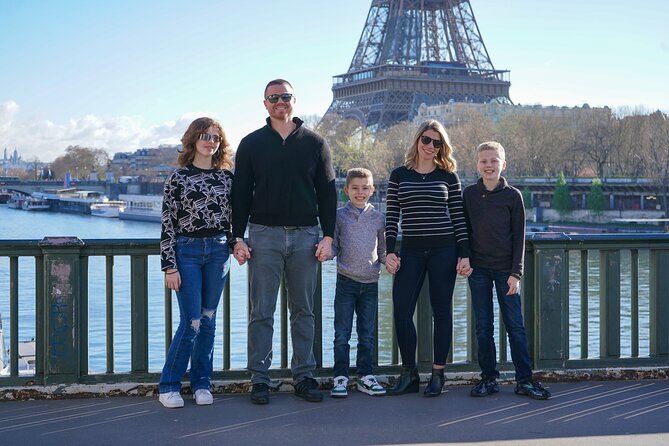 Photo Session in Paris - Photographer at the Eiffel Tower - Pose coaching is the main reason to book