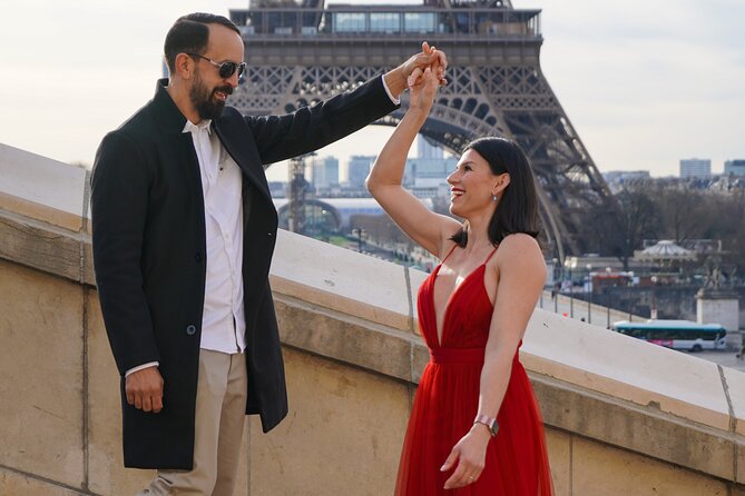 Photo Session in Paris - Photographer at the Eiffel Tower - The Trocadéro steps: strong lines and a change of mood