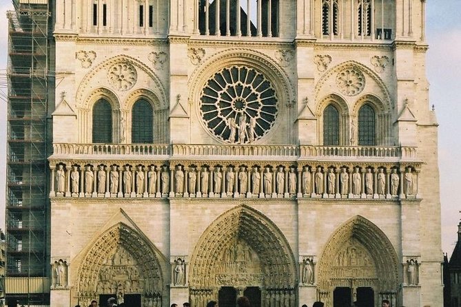 Private 4-hour city tour of Paris with driver and official guide - The Louvre: a landmark, not a museum visit