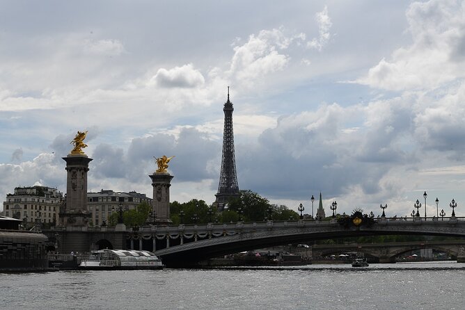 Private Boat Trip in Paris - Snacks, wine, and comfort aboard