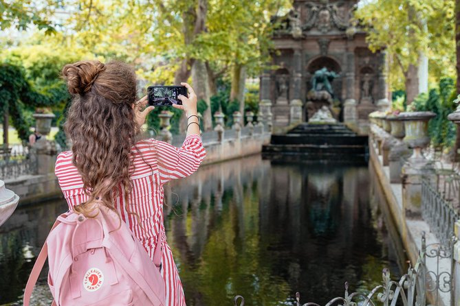 Private City Kickstart Tour: Paris - Crossing Paris by Pont des Arts and the Louvre