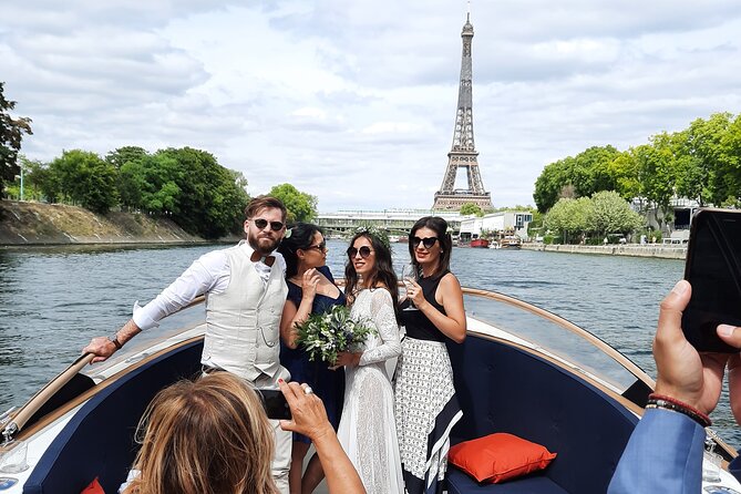 Private cruise in Paris - Two Eiffel Tower passages make the strongest photo stop