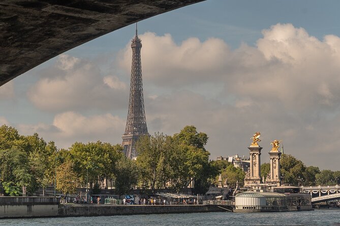 Private Cruise to Discover Paris - Food, drinks, and the practical onboard setup