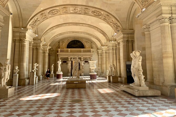 PRIVATE Louvre Wonders & Hidden Treasures Visit - Why a private guide helps inside the Louvre