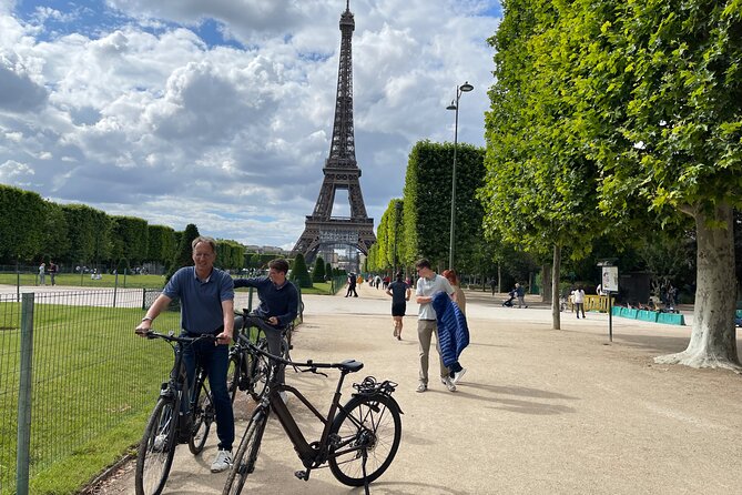Private Paris E-bike city highlights tour - The Louvre and the long view along the Champs-Élysées