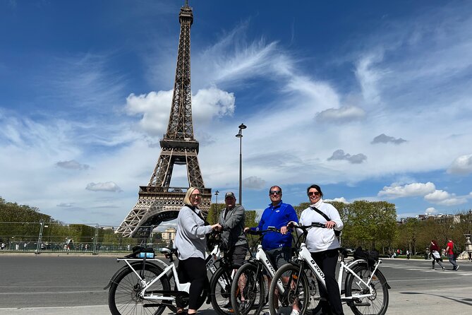 Private Paris E-bike city highlights tour - Arc de Triomphe and the western end of the route