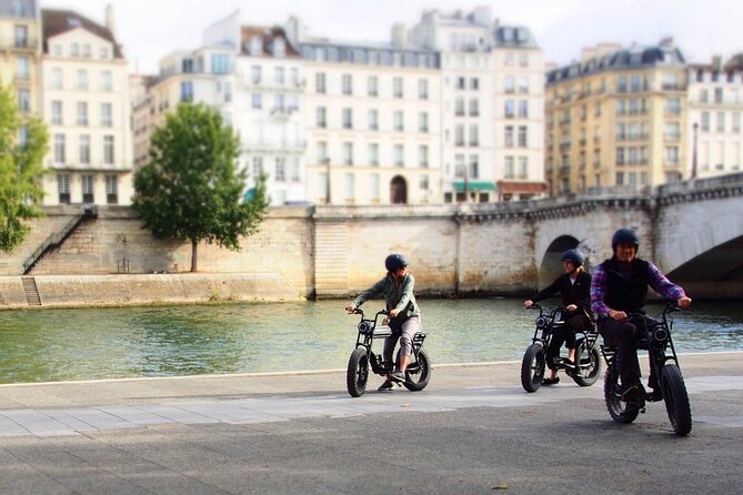 Private Paris electric bike ride with video - Passing the Eiffel Tower, Invalides, and Grand Palais