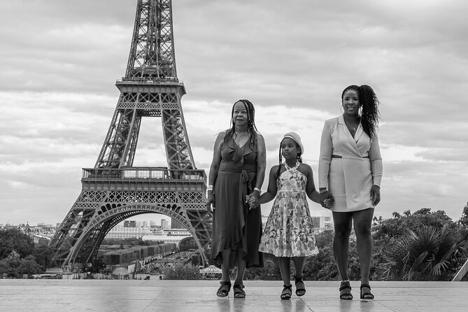 Private Photoshoot with the Iconic Eiffel Tower in Paris - Private group format and photo style