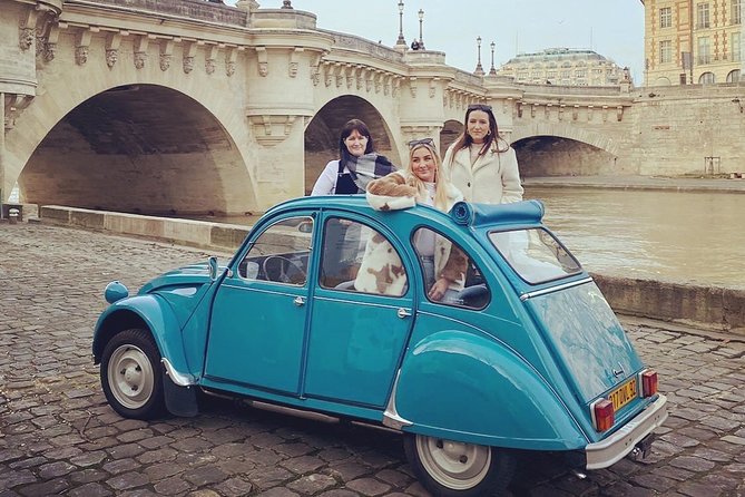 Private ride in a Citroën 2CV in Paris - 2h - Notre Dame, Place Dauphine, and the Seine