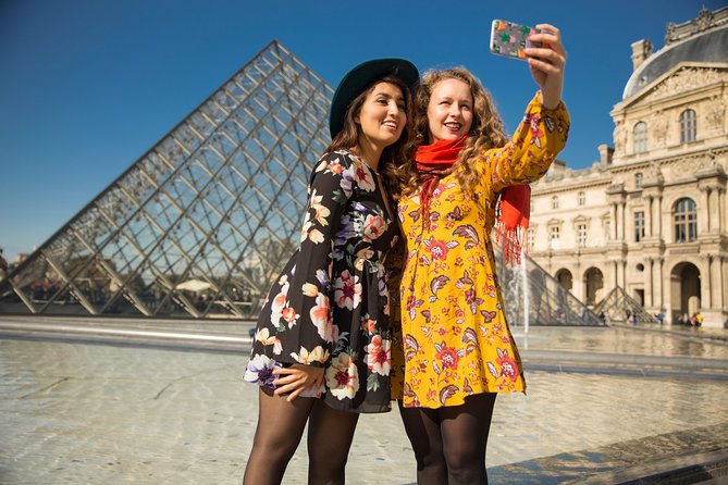 PRIVATE TOUR: Highlights & Hidden Gems of Paris With Locals - Baguettes, drinks, and the food-stop question