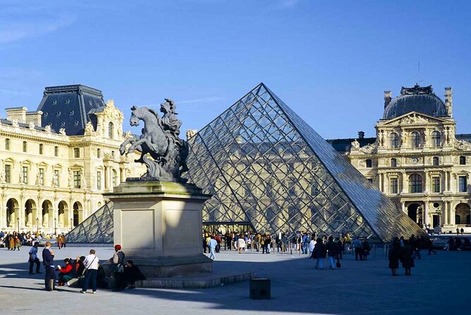 Private Tour in Italian of Paris: Centre, Montmartre, Louvre - Montmartre, Paris with a neighborhood feel