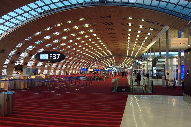 Private VIP transfer with a Ford Explorer from CDG Airport to Paris or return - A private landing at Charles de Gaulle