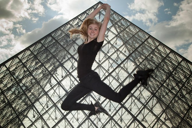 Professional Photo Shoot Walking Tour in Central Paris - Forty minutes around the Louvre