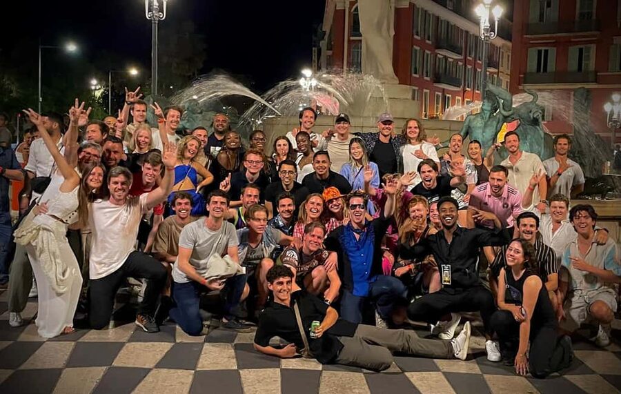 Pub Crawl Paris: Drink, Laugh, Meet the World - The first drink and the green wristband