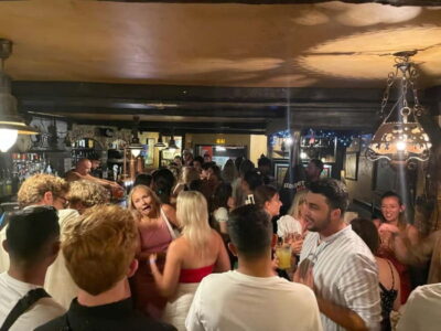 Pub Crawl Paris: Drink, Laugh, Meet the World