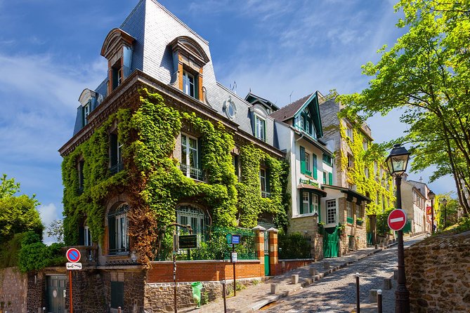 Romantic Montmartre: Paris Lost Lovers Exploration Game and Tour - Following Q and M through Montmartre