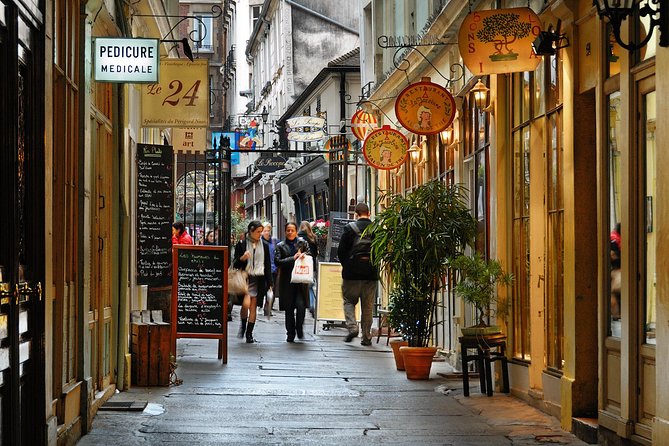 Saint-Germain The Original Chocolate Tasting Tour with Pastries and Macaron - Guides make the biggest difference