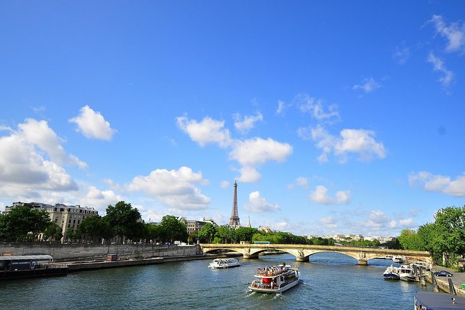 Seine River Cruise & French Crepe Tasting by the Eiffel Tower - What the audio guide really adds