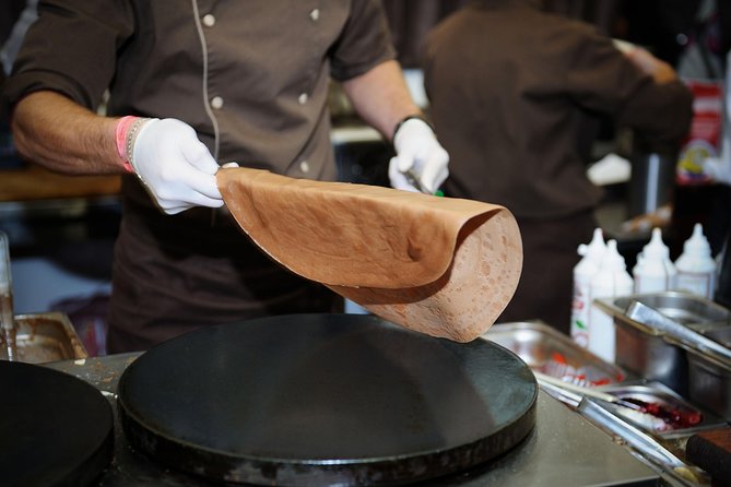 Seine River Cruise & French Crepe Tasting by the Eiffel Tower - Choosing your seat and handling the weather