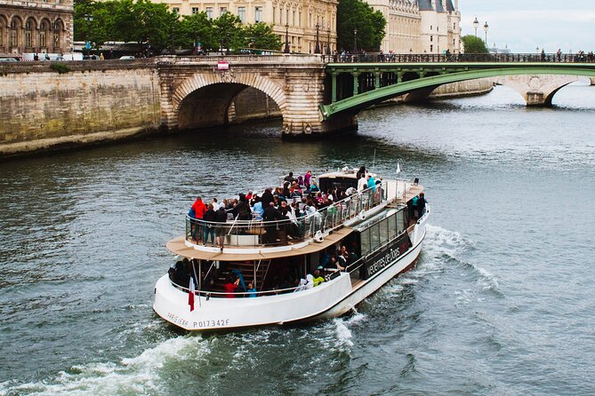 Seine River Cruise with Commentary 1 Hour - How much help does the audio commentary provide?