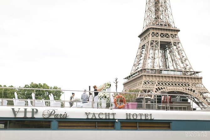 Seine River Dinner Cruise with Live Singer by VIP Yacht de Paris - Service and seating: the details that shape the night
