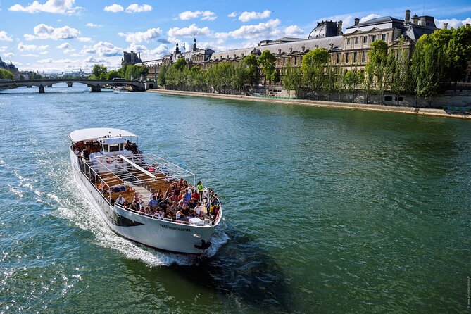 Seine River Guided Cruise by Vedettes de Paris - Île Saint-Louis, the Louvre, and Parisian power