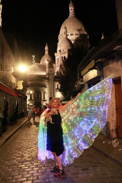 Singing Montmartre by night with a Diva - Walking downhill through Montmartre