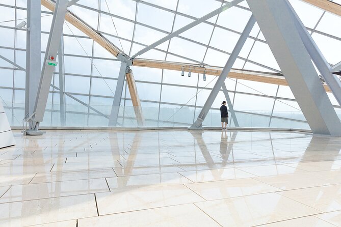 Skip-the-line Ticket Premium Access to Fondation Louis Vuitton - Using the audio guide app