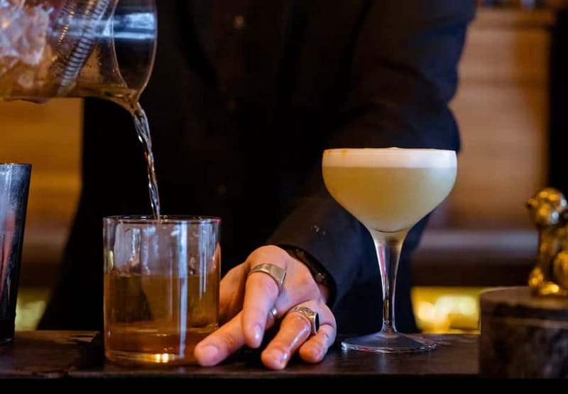 Solo travelers Meetup:A cultural stroll,Drinks & socializing - Why this Paris night works for people on their own