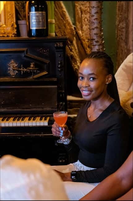 Solo travelers Meetup:A cultural stroll,Drinks & socializing - Walking between bars and seeing another side of Paris