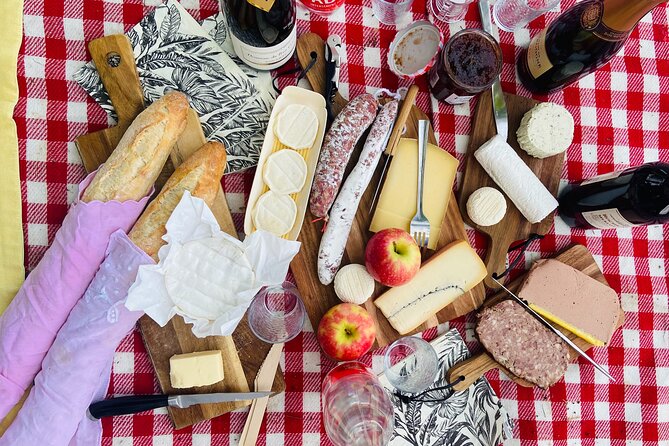 Sunset Picnic with View of Eiffel Tower and Live Music - A Paris evening built around the Eiffel Tower