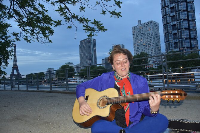 Sunset Picnic with View of Eiffel Tower and Live Music - The Eiffel Tower sparkle at the right moment
