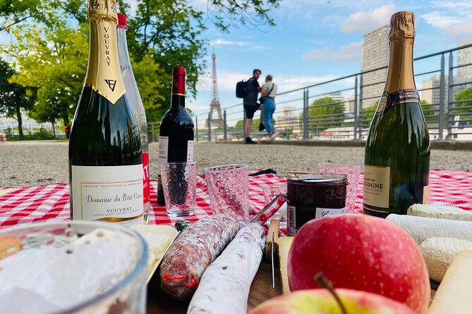 Sunset Picnic with View of Eiffel Tower and Live Music - Who will enjoy this most