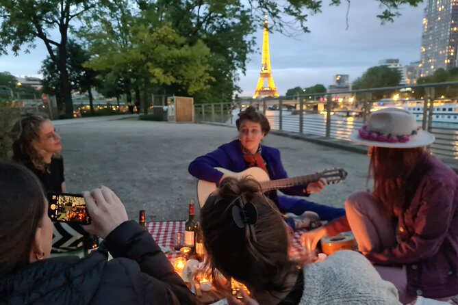 Sunset Picnic with View of Eiffel Tower and Live Music - Île aux Cygnes and the Seine setting