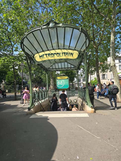 The historic district of Montmartre - Meeting at Blanche and entering the neighborhood