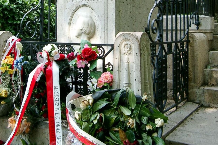 The Père Lachaise Cemetery: Guided 2-Hour Small-Group Tour - French language is the key booking decision