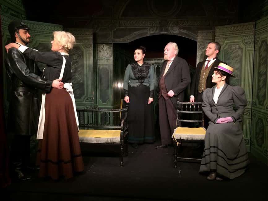 Theatre in Paris: The Bald Soprano (La cantatrice chauve) - The one-hour story, from quiet evening to comic breakdown