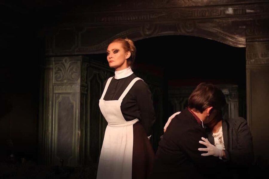 Theatre in Paris: The Bald Soprano (La cantatrice chauve) - Entering Théâtre de la Huchette near Saint-Michel