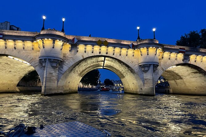 Top Private Cruises in Paris with French Champagne and surprises - Pont Neuf and the center of old Paris