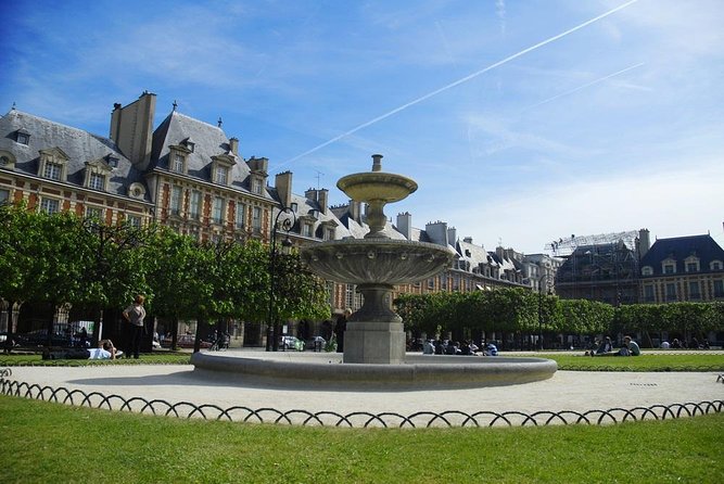 Tour in a vintage car with a Parisian - Why a 2CV is a smart way to begin in Paris