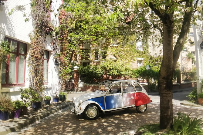 Tour in a vintage car with a Parisian - Place des Vosges and the quieter side of the Marais