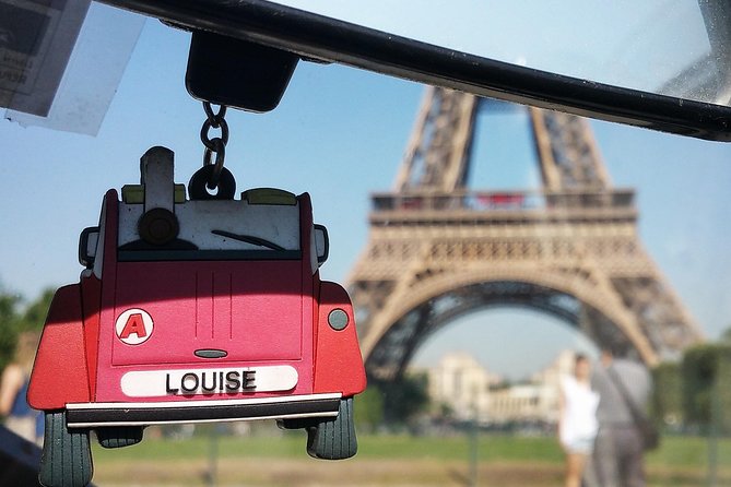 Tour in a vintage car with a Parisian - Montmartre by car, with less uphill effort