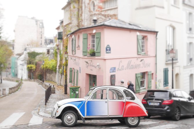 Tour in a vintage car with a Parisian - Photo stops are built into the pace