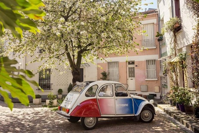 Tour in a vintage car with a Parisian - What the 2CV ride feels like