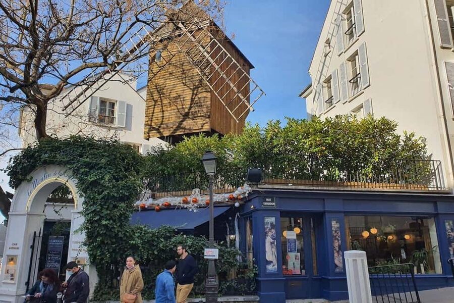 Tour in Italian of the Montmartre district with local guide - Why this Montmartre walk feels different