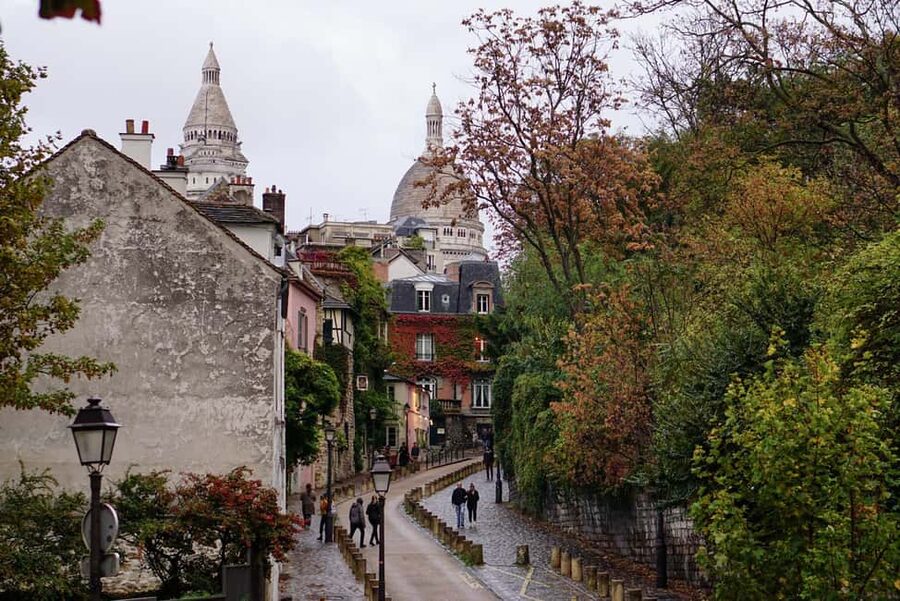 Tour in Italian of the Montmartre district with local guide - Maison Rose and Montmartre’s picture-book streets