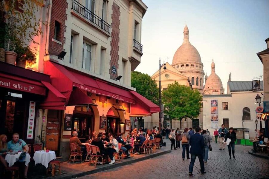 Tour in Italian of the Montmartre district with local guide - Dalida, the vineyard, and old Montmartre