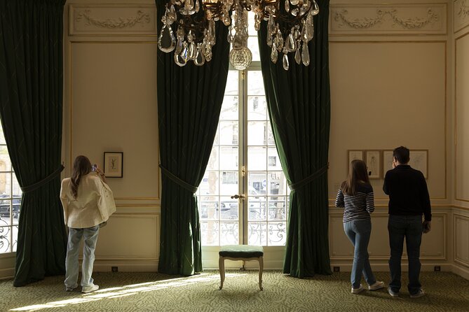 Tour of the Musée Yves Saint Laurent Paris - Arriving at 5 Avenue Marceau